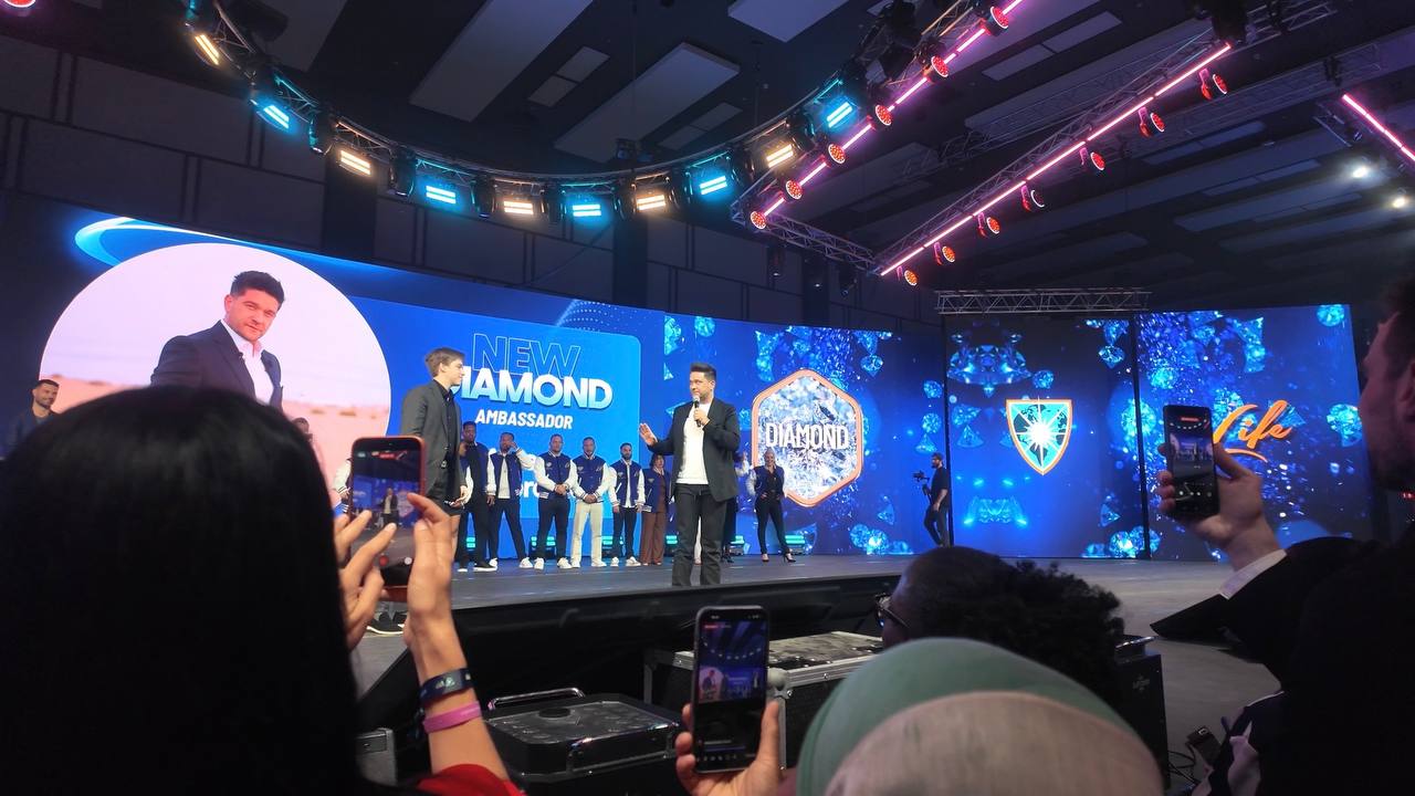 Апрель 2026 — выход на сцену за «Diamond» с сыном